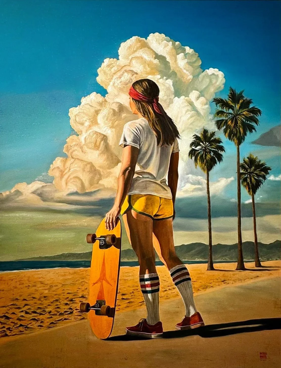 Une femme vue de dos avec une planche à roulettes, portant un t-shirt blanc, un short jaune, des chaussettes rayées et des chaussures, se tenant sur une plage avec des palmiers et un ciel nuageux.