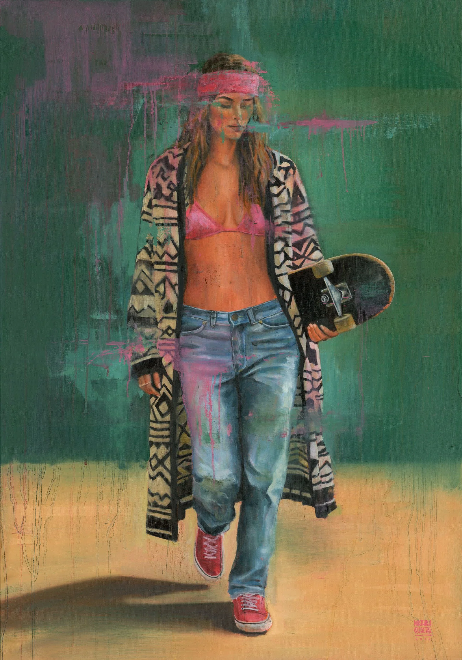 peinture d'une jeune femme de face tenant un skateboard dans la main droite, portant un bonnet rose, un châle ou manteau long à motifs noirs et blancs, un haut rose et un pantalon bleu délavé, avec des baskets rouges, derrière un fond vert.