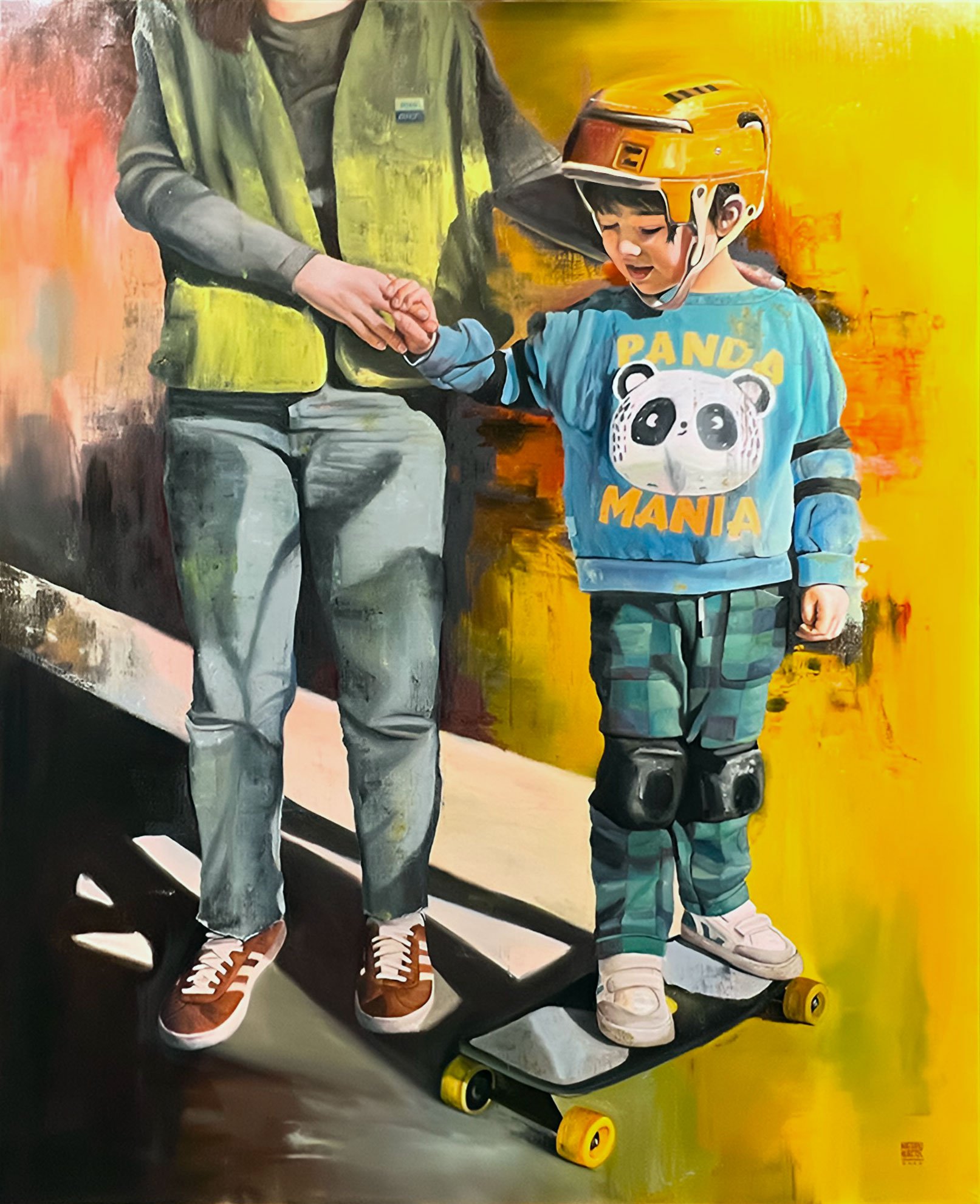 Peinture représentant un enfant en skate, portant un casque orange, avec un t-shirt bleu illustrant un panda et des mots 'Panda Mania'. Il est soutenu par une adulte en veston vert clair.