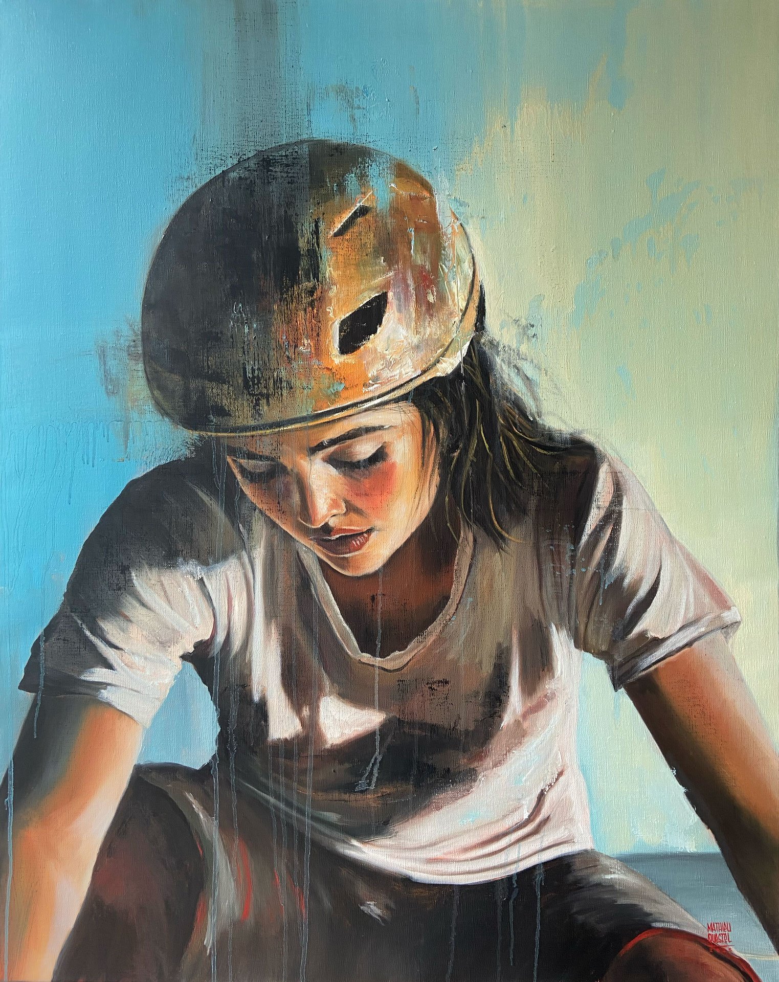 Peinture réaliste d'une jeune femme portant un casque de vélo, regardant vers le bas, fond coloré en dégradé de bleu et vert.