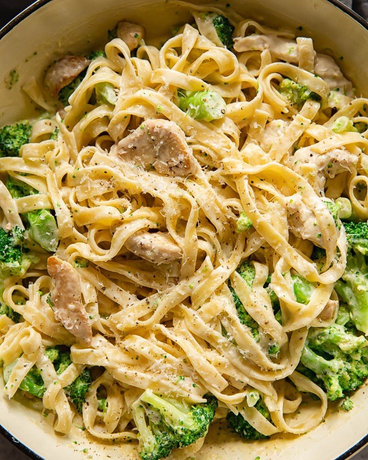 Let us take care of dinner next Thursday! 🍽️
Next week&rsquo;s menu features your choice of chicken and broccoli Alfredo or mushroom and broccoli Alfredo, served with Italian salad and garlic bread.