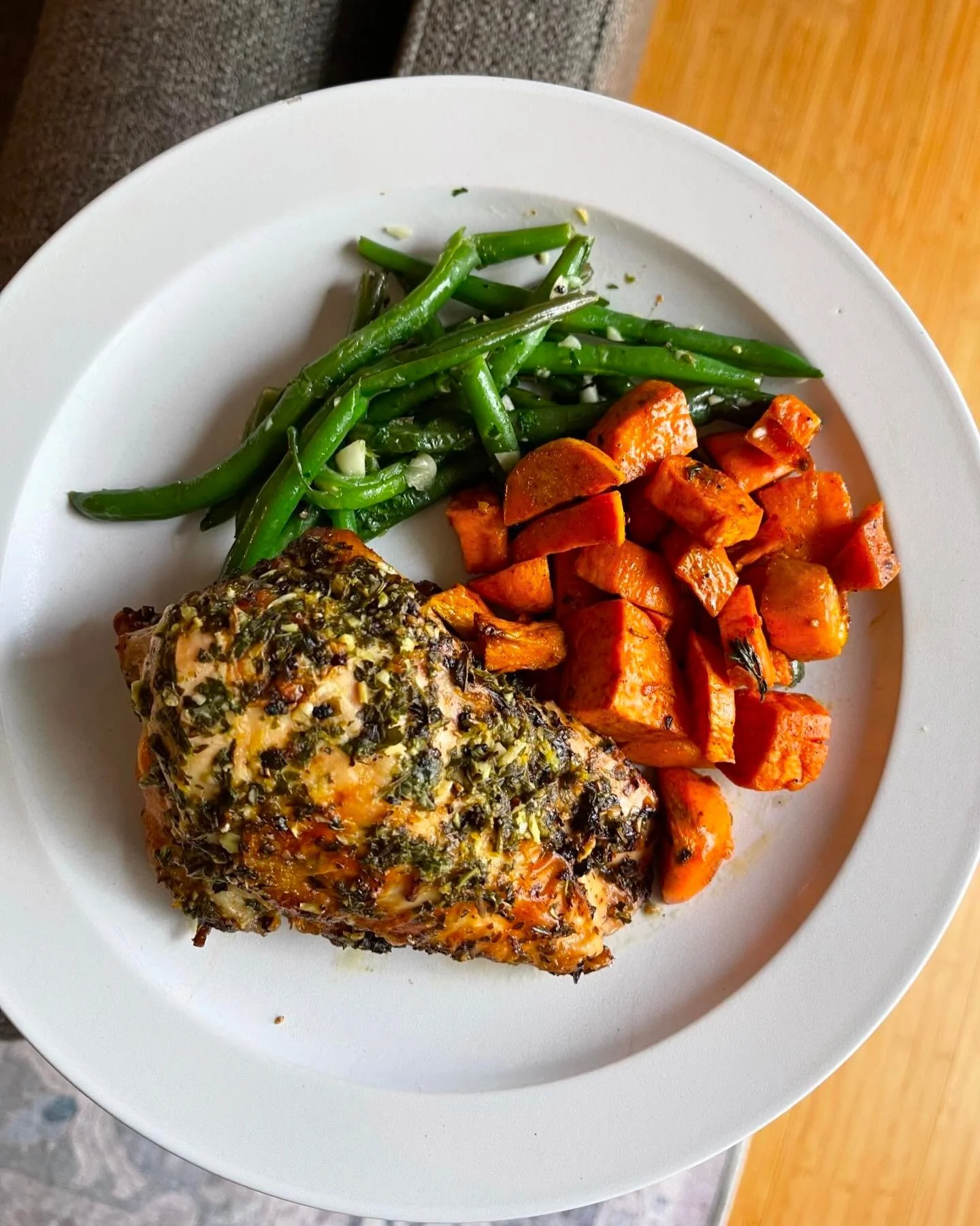 Next week's Thrive Meals menu is here: pre-order today at link in bio. Next week&rsquo;s menu features your choice of  lemon herb roasted chicken or cauliflower steak, served with roasted potatoes and a grilled summer vegetable medley.