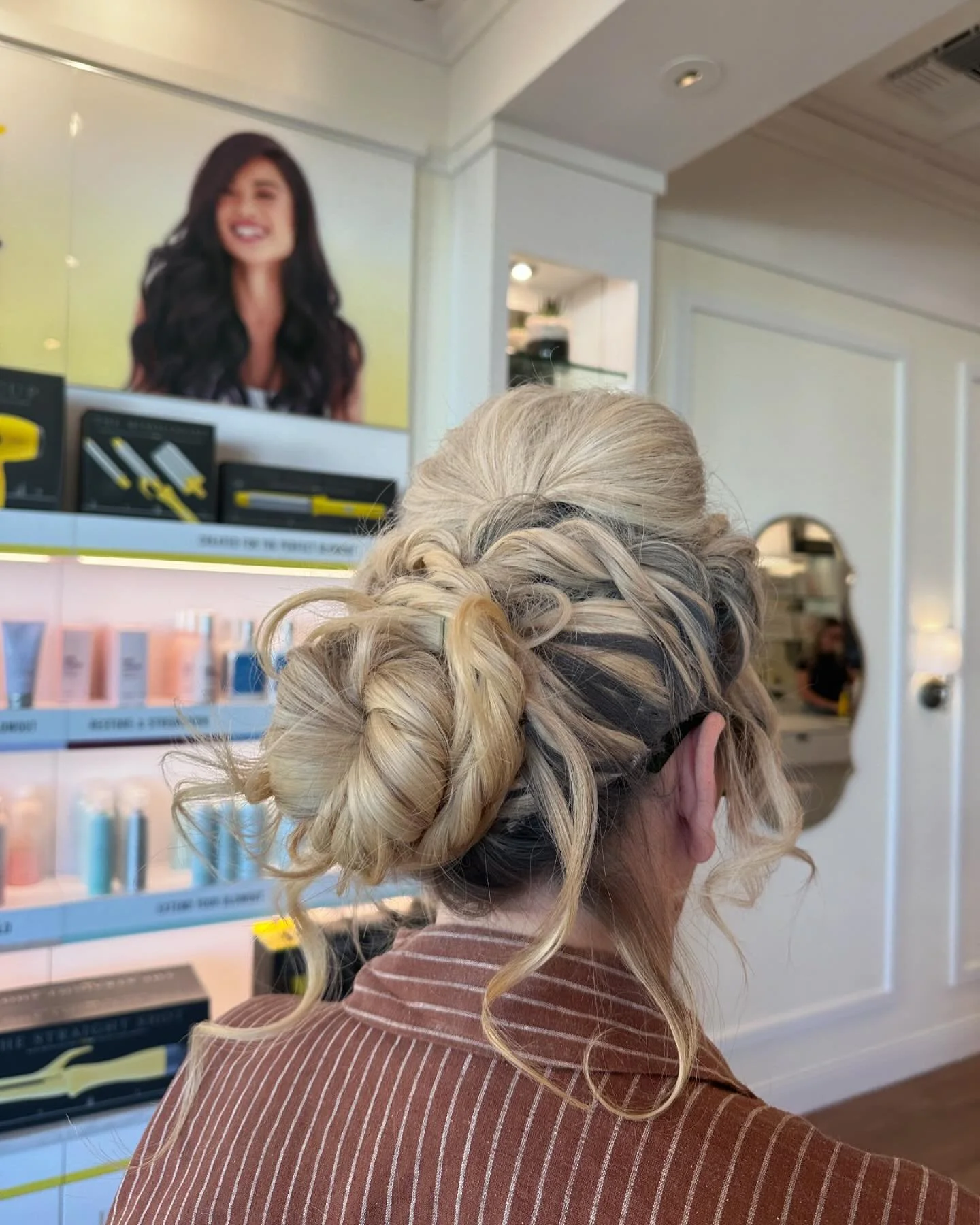 Holiday season is here! 🥂Get your Up-tinis booked now for all your festive parties and events. Let&rsquo;s celebrate in style! ✨ 

Call or txt us to book your look today! 💛

 #drybar #TheUp-Tini #holidayseason