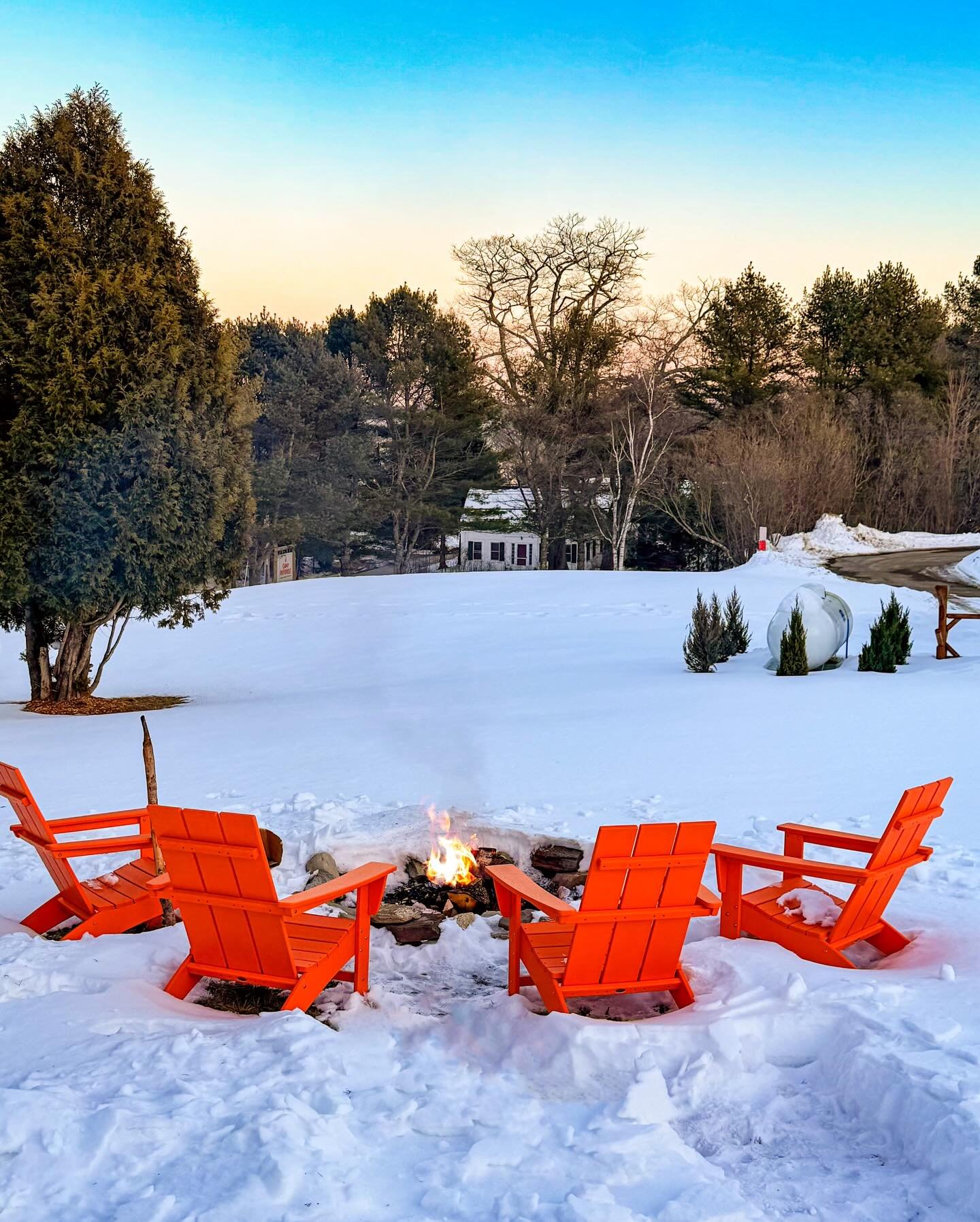 Only at Camp DeForest - Campfires Open Year Round! @campdeforestme @happytrailsmaine @lanternbar #camp #hotel #maine #vacationland #happyplace 📸: @travelikealocalma