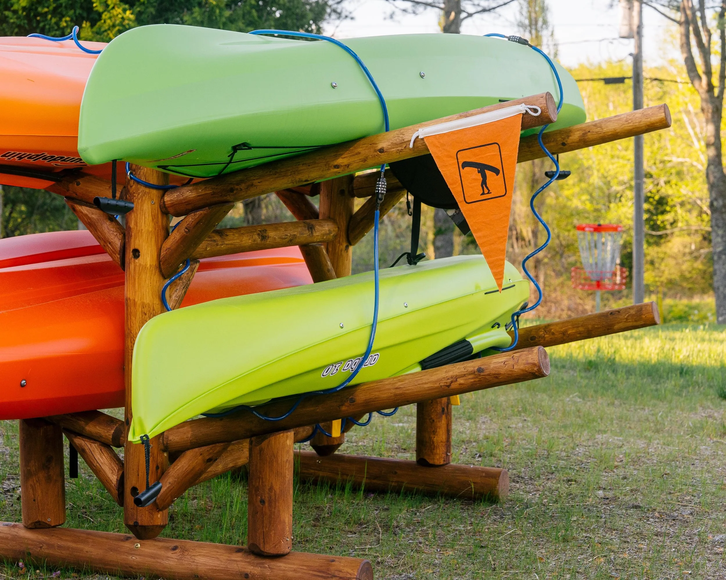 Did we mention we have canoes and kayaks? 🛶 💦 @campdeforestme #vacationland #happyplace #maine #canoe #kayak