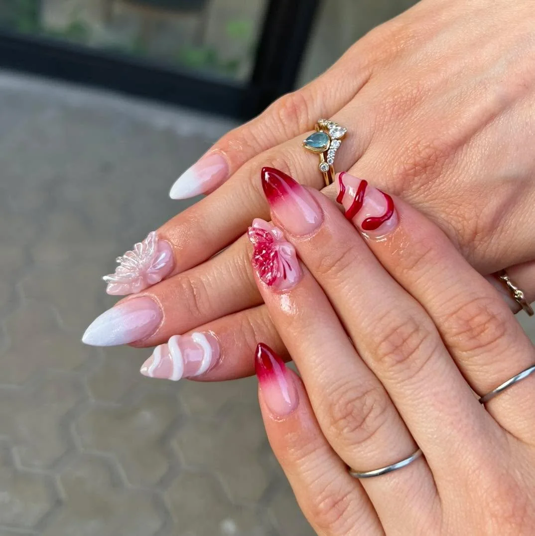 Quand le romantique rencontre l&rsquo;audace. 🌹🤍
Des fleurs 3D, un ombr&eacute; rouge profond et des d&eacute;tails qui font tourner les t&ecirc;tes.

Tu portes quoi avec ces ongles? ❤️

#onglesmontreal #nailsmtl #clubmani #3dnails #rednails #ombre