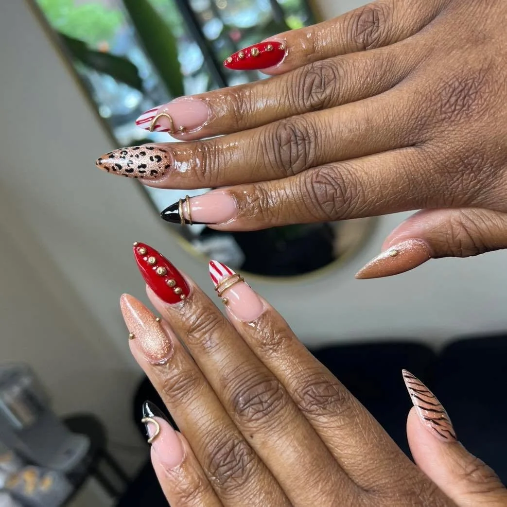 Impossible de choisir entre classy et audacieux? Pourquoi pas les deux. ❤️✨ Cette pose attire les regards d&egrave;s qu&rsquo;elle entre dans une pi&egrave;ce.

#montrealnails #luxurynails #nailartmontreal #onglesmontreal #nailsmtl #gelxmontreal #pla