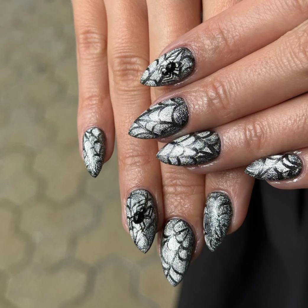 Halloween nails inspo 🕷️🕸️

#mtl #nailsmontr&eacute;al #onglesmontr&eacute;al #onglemtl #montrealongles #montrealnailsalon ##montrealnailtech #montrealnailartist #montrealnails