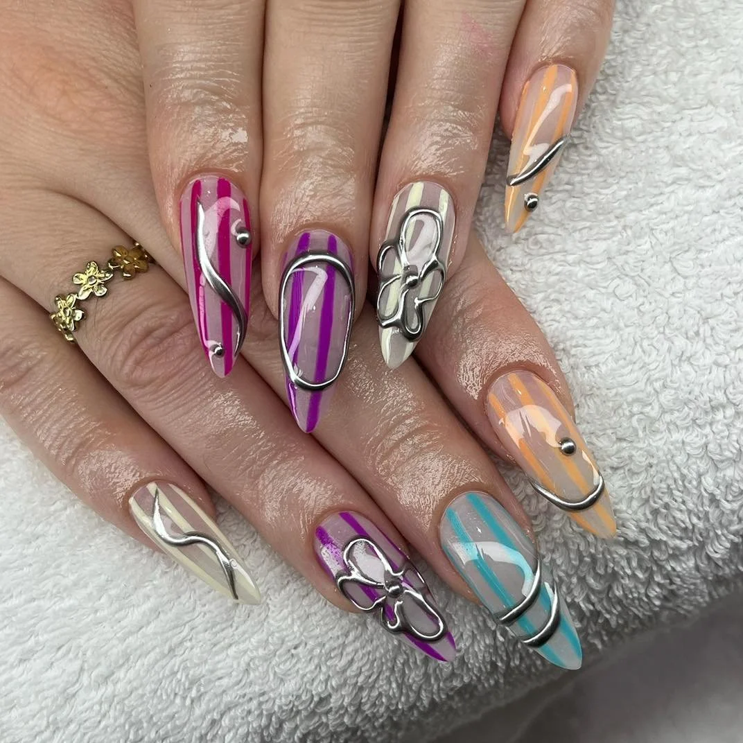 Donne nous un pinceau et on te cr&eacute;era une oeuvre d&rsquo;art 🎨 Par Noemie 

#mtl #nailsmontr&eacute;al #onglesmontr&eacute;al #onglemtl #montrealongles #montrealnailsalon ##montrealnailtech #montrealnailartist #montralnails