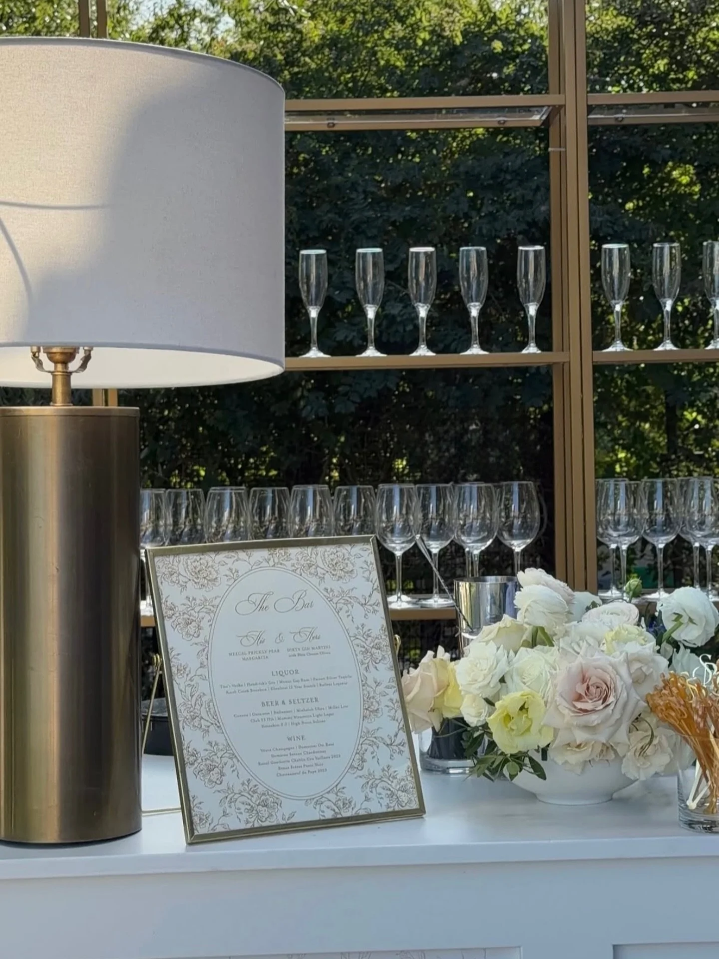 An understated bar moment where every detail feels refined.
Etched glassware, soft florals, and warm gold accents brought a timeless feel to Becca&rsquo;s reception.

Bride: @beccarhoover 
Planning and Design: @imoni_events 
Lead Planner: @sarrahgabo