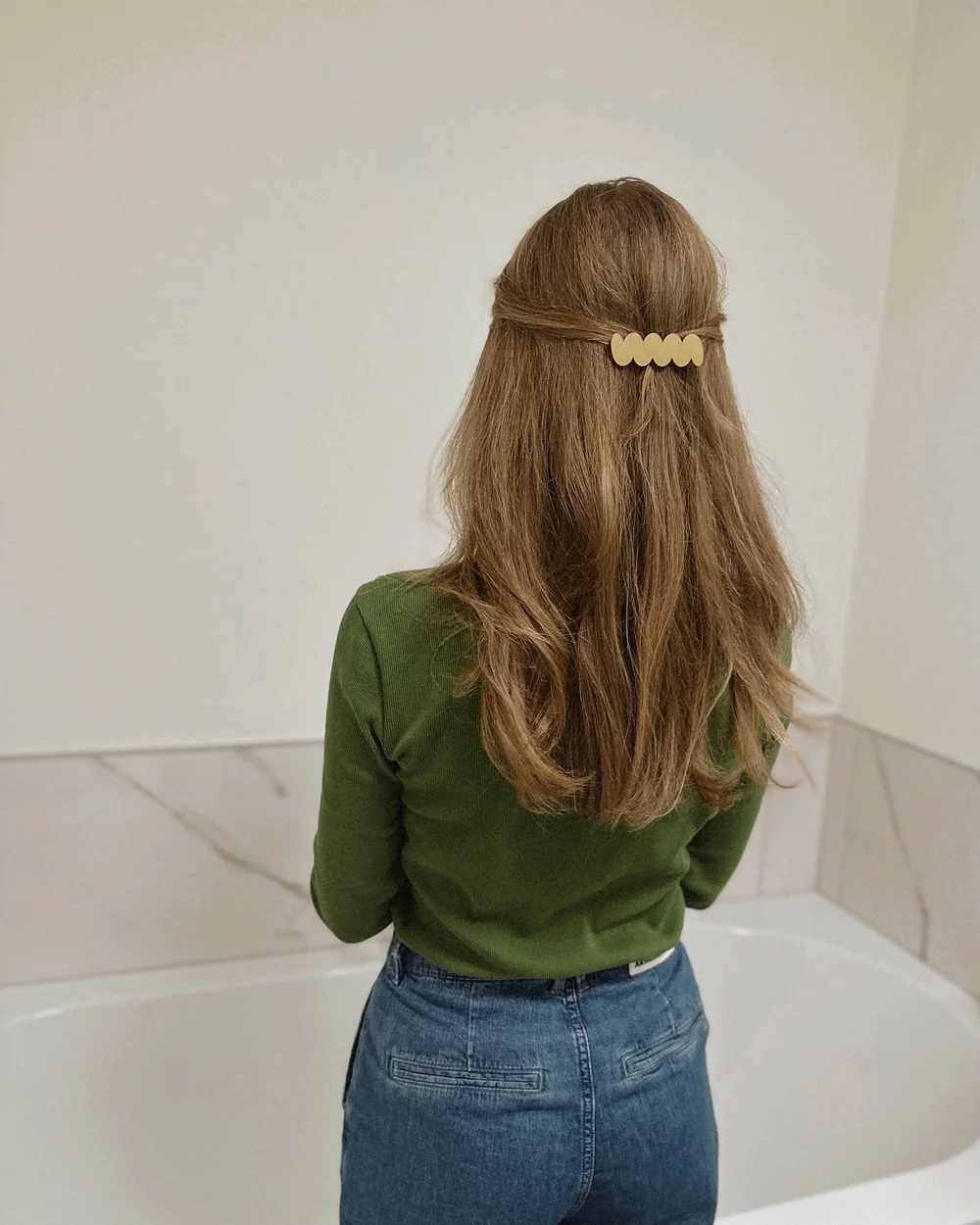 Pov: eigenwijze haren die na het f&ouml;hnen geen golven vasthouden. Ik kan niet de enige zijn? Hahahahelp. 👸🏼 

#blowdrystyle #weekendoutfit 
#duurzamemode #armedangels