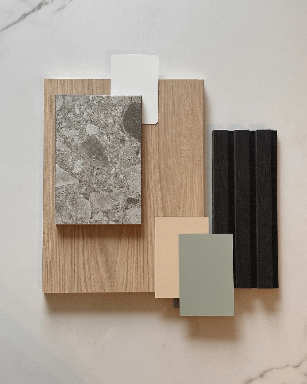 Kleerkast make-over, start! 💥

Hier heb ik zo naar afgeteld. Er was nog geen (ver)huis in zicht of ik wist al dat onze garderobe het allereerste project zou worden. Wist je dat een slecht overzicht van je kleding meer twijfel en frustraties met zich