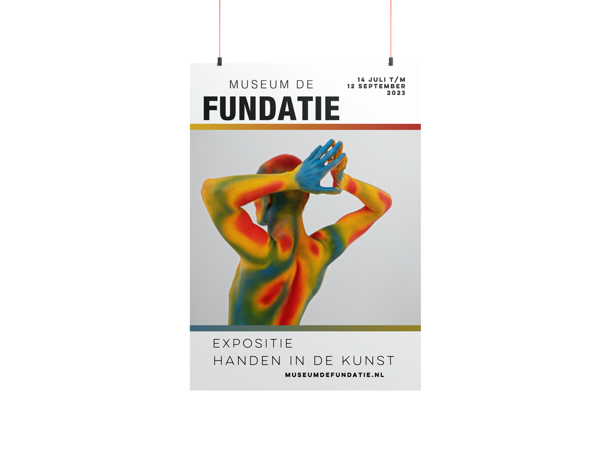 Poster-mockup-handen in de kunst museum voorgrond.png