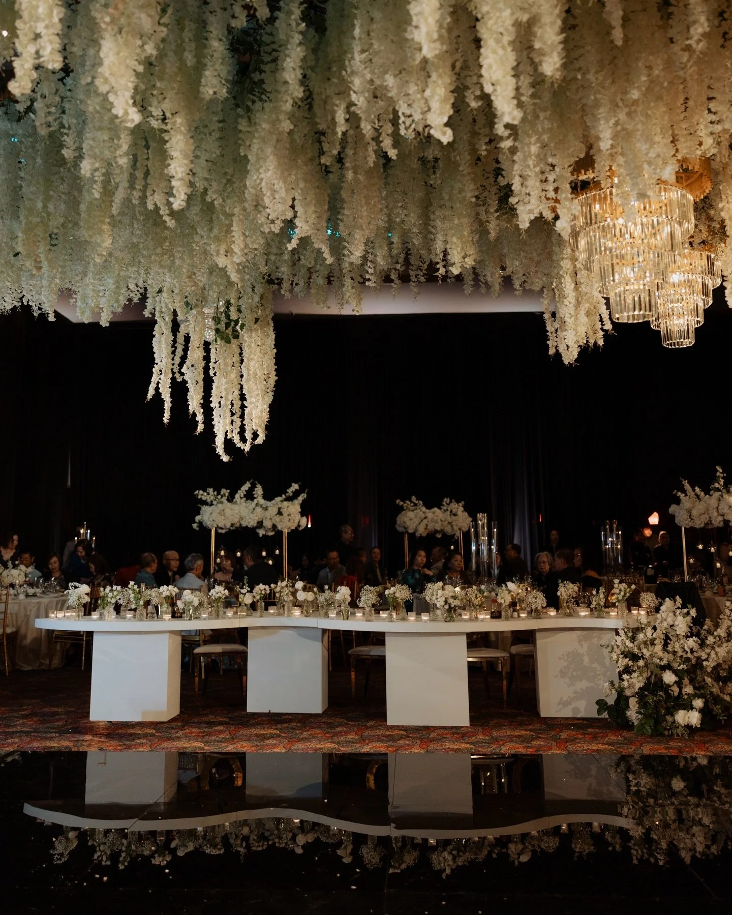 Look up! This is where it starts. Ceiling decor is not an afterthought. It is the architecture of the atmosphere. We design from above so every angle of your event tells the same story. At Kim Events, this is one of our specialities! Click link in bi