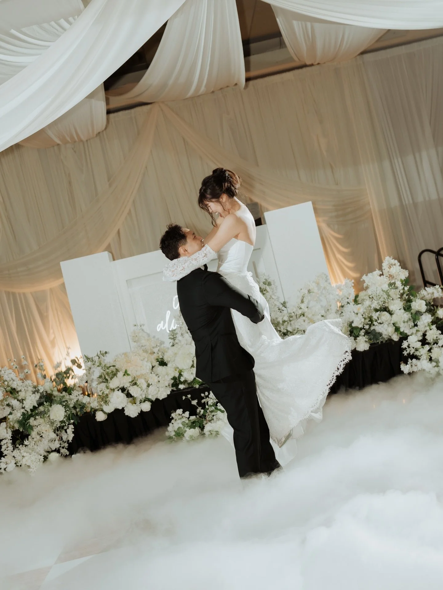 Full ceiling draping. White floral pedestals. Tall acrylic centerpieces. A cloud dance floor. This is a clean and soft color palette done with intention. Congratulations L&amp;W!

Venue + Catering: @kimsonrestaurant
Planner + Coordinator: @dobridalwe