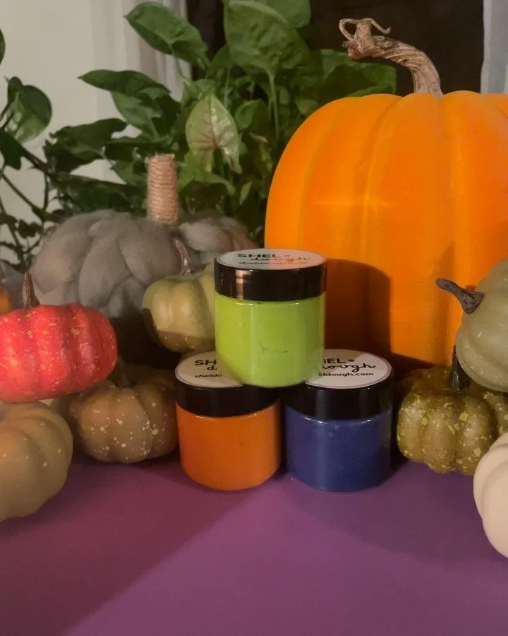 🕷️ SPOOKY social-media only SALE*🕷️ 
 
🎃 HALLOWEEN MINI SETS- $7 
&bull; payment options: 
- cash 
- Venmo 
- Zelle 

DOUGH DETAILS: 
three 2oz mini doughs 
💚 eucalyptus oil 
💜 OG shel&bull;dough (Lacey farms lavender oil) 
🧡 orange oil 

*you 