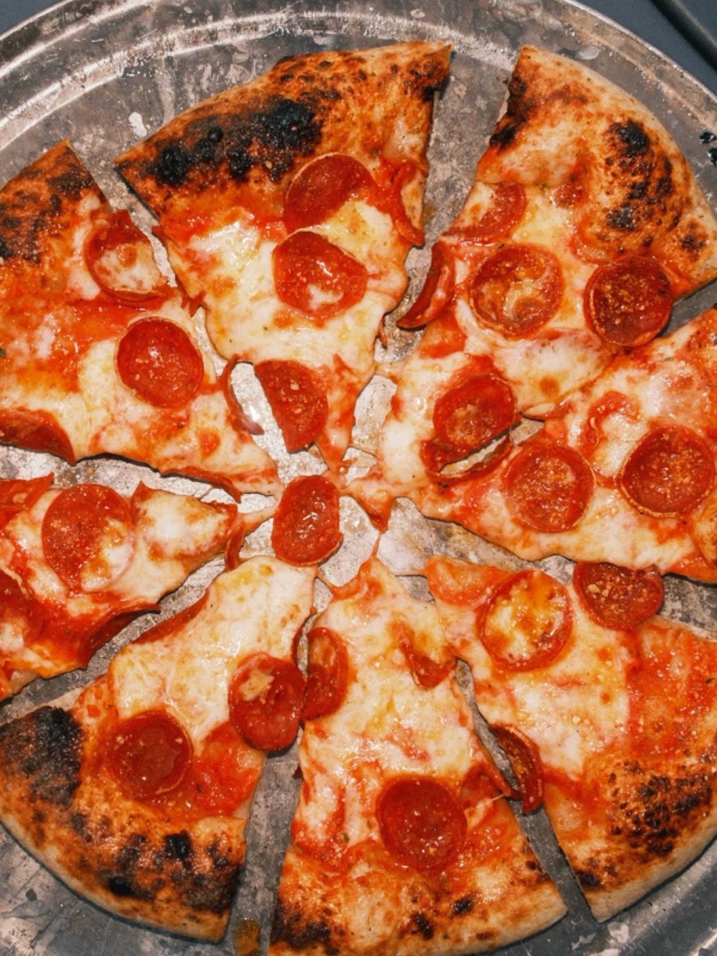 Can’t beat the classic 🍕 
A sourdough base topped with @biancodinapolitomatoes tomato sauce, @baciocheese full fat mozzarella, and @ezzosausageco pepperoni all baked in the @oonihq Koda 16 🔥 
📸 @daltonethertonphoto