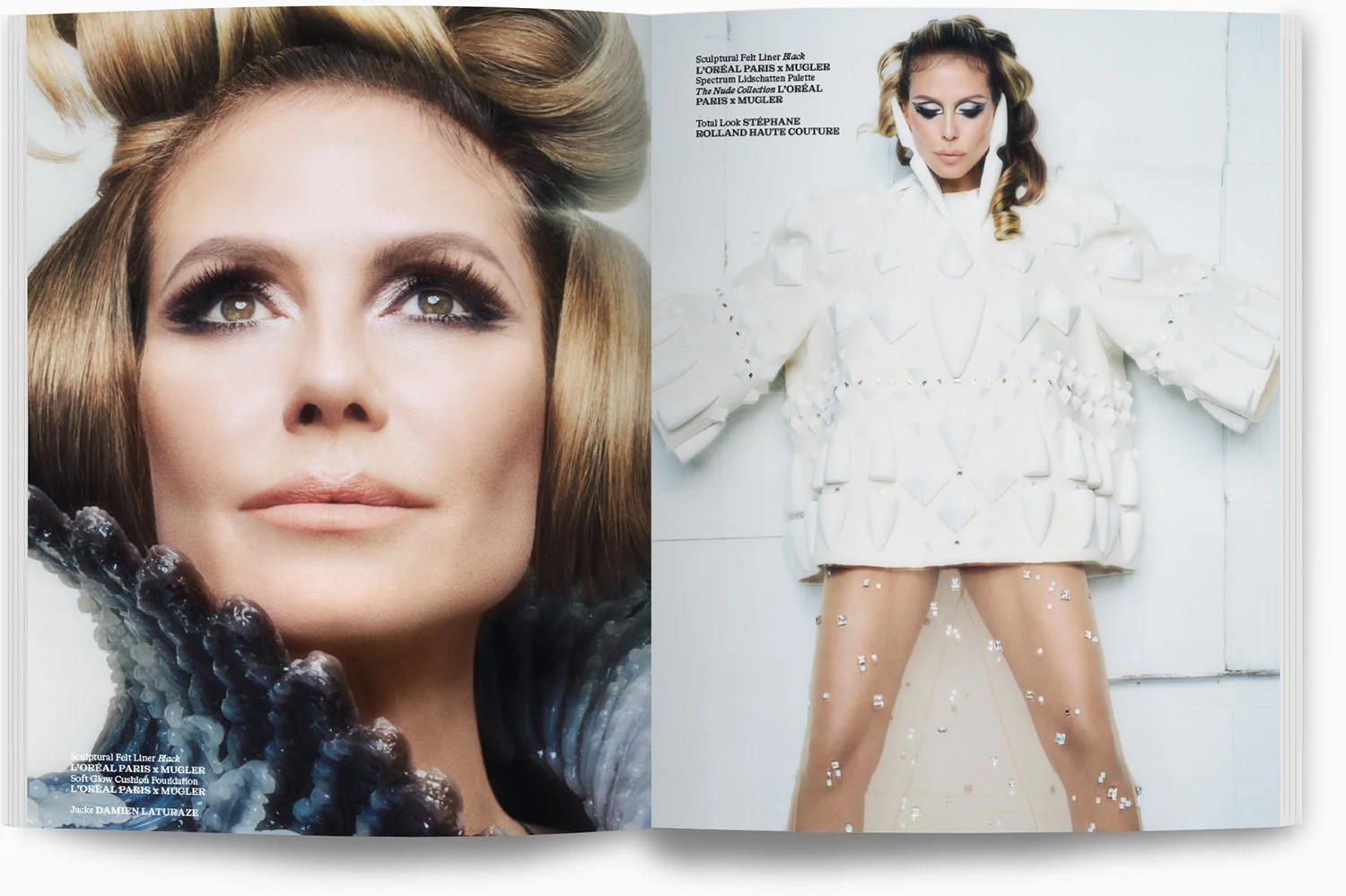 Doppelseite aus einem Mode- und Schönheitsmagazin. Die linke Seite zeigt ein großformatiges Porträt einer Frau mit perfektem Make-up und vollem, modisch frisiertem Haar. Die rechte Seite zeigt eine Modefotografie einer Frau in einem weißen, strukturi