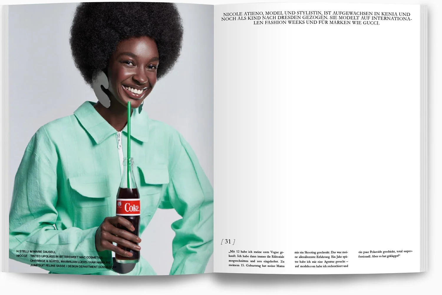 Porträt einer schwarzen Frau mit großem Afro, die ein grünes Hemd trägt und eine Coca-Cola-Flasche mit Stroh hält, und lächelnd in die Kamera blickt.