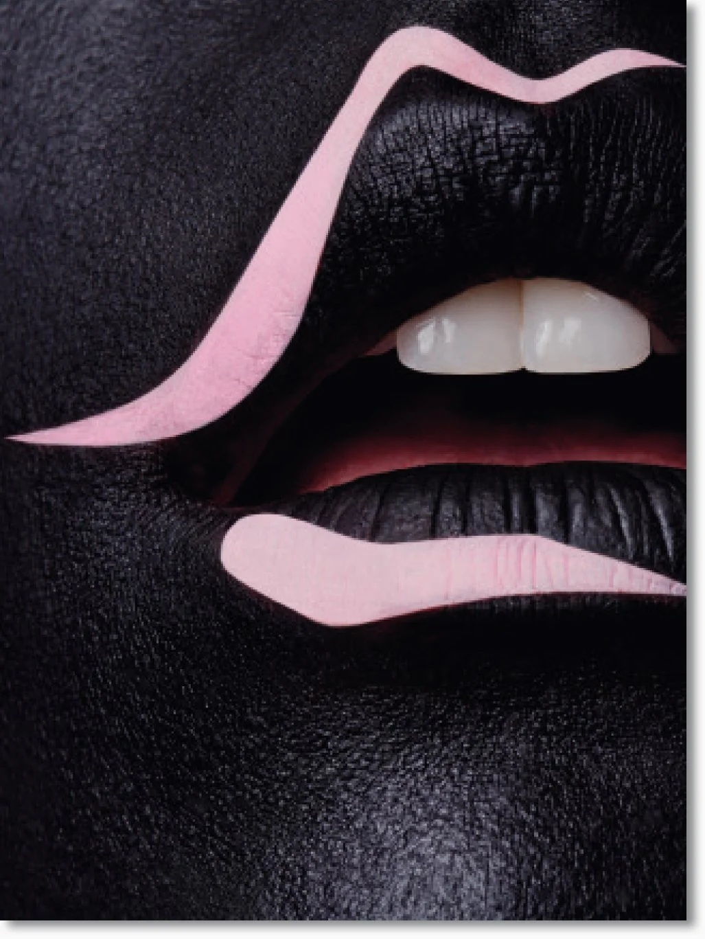 Nahaufnahme von schwarzen Lippen mit rosa Linien auf schwarzer Haut, leicht geöffneten Lippen und sichtbaren weißen Zähnen.