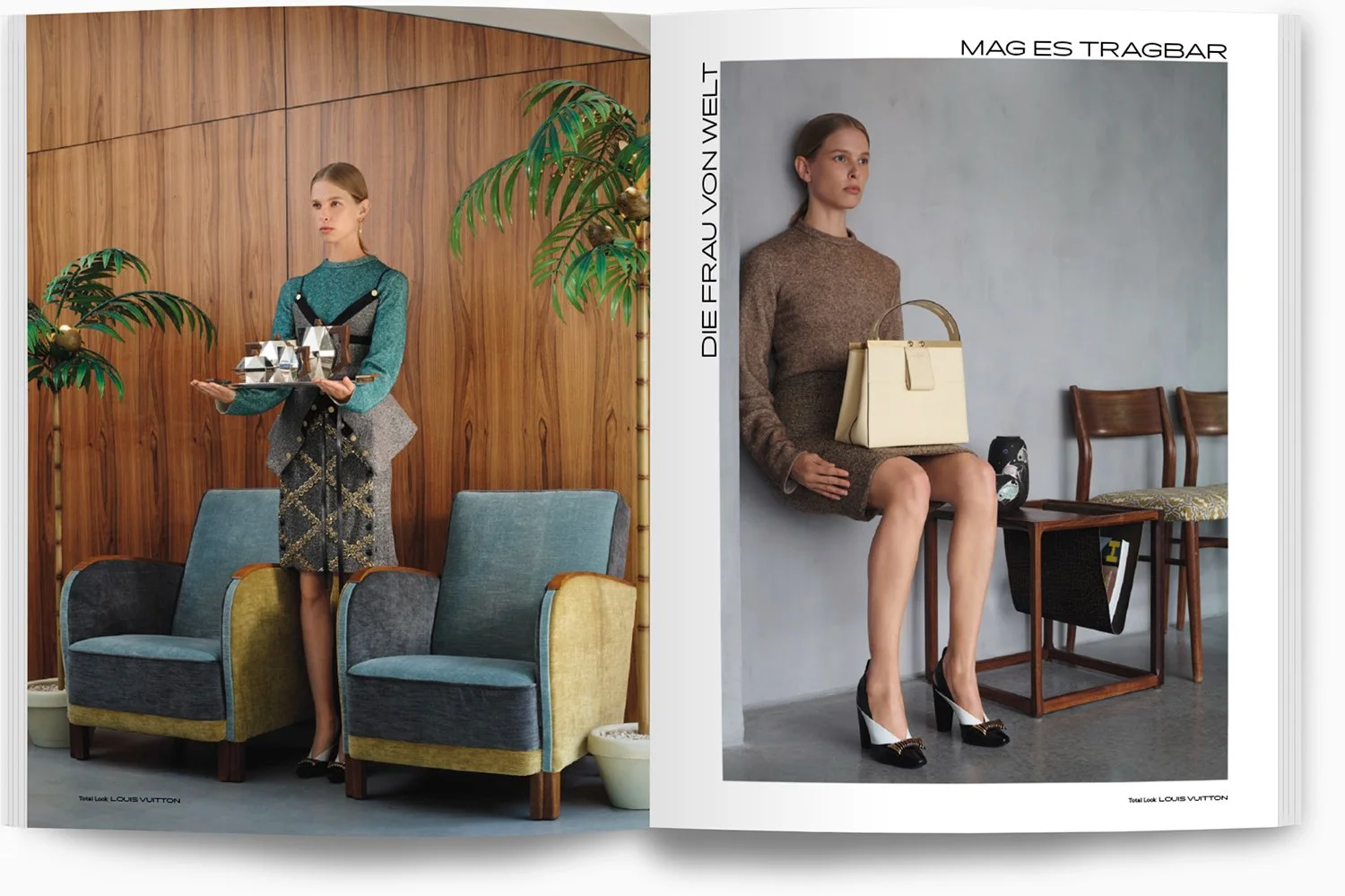 Zwei Frauen in Modeposen, eine im Wohnzimmer mit Holzvertäfelung und Pflanzen, die andere sitzend an der Wand mit weißer Handtasche und schwarzen High Heels, beide tragen elegante Outfits.