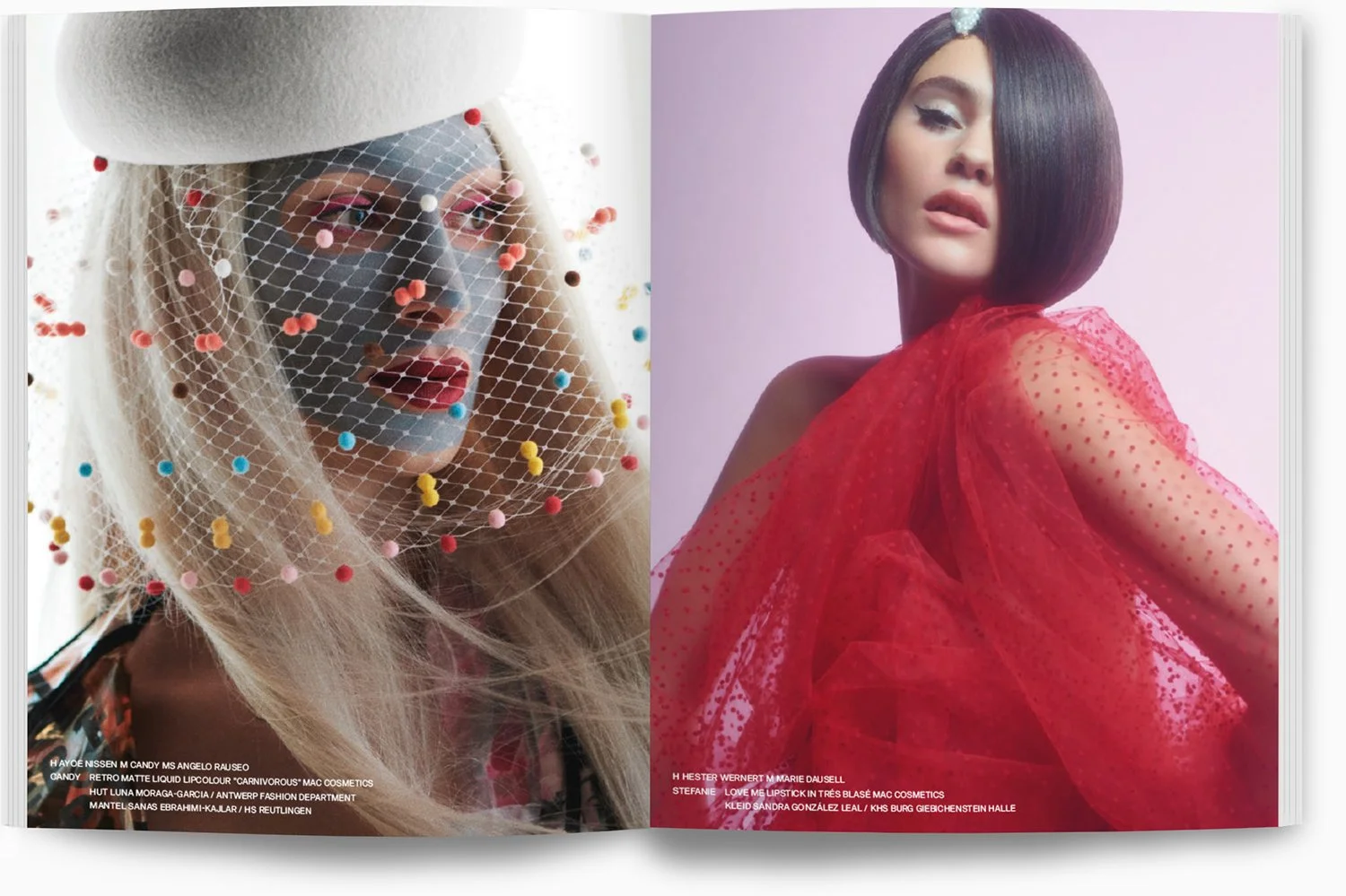 Zwei modische Frauenporträts, links eine mit blonden Haaren, bunter Mütze und Netz mit bunten Pailletten, rechts eine mit dunklen, glatten Haaren, in einem eleganten roten Kleid