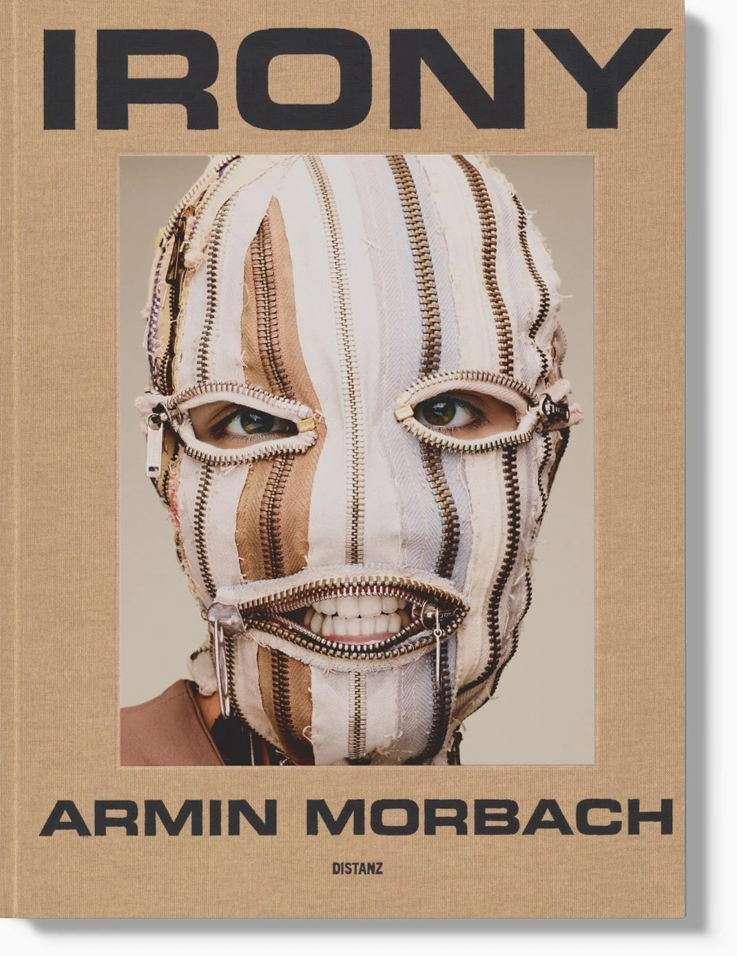 Buchcover des Buches 'IRONY' von Armin Morbach, mit einer Person im Zipper-Kunst-Masken-Design, das aus mehreren Reißverschlüssen besteht.