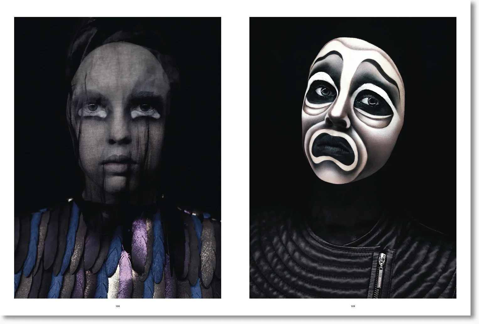 Zwei künstlerisch gestaltete Porträts. Das linke Porträt zeigt eine Person mit einem Gesicht, das durch ein durchscheinendes, zerknittertes Tuch sichtbar ist, mit dunklen, fließenden Linien und einer schwarzen Hintergrund. Das rechte Porträt zeigt ei