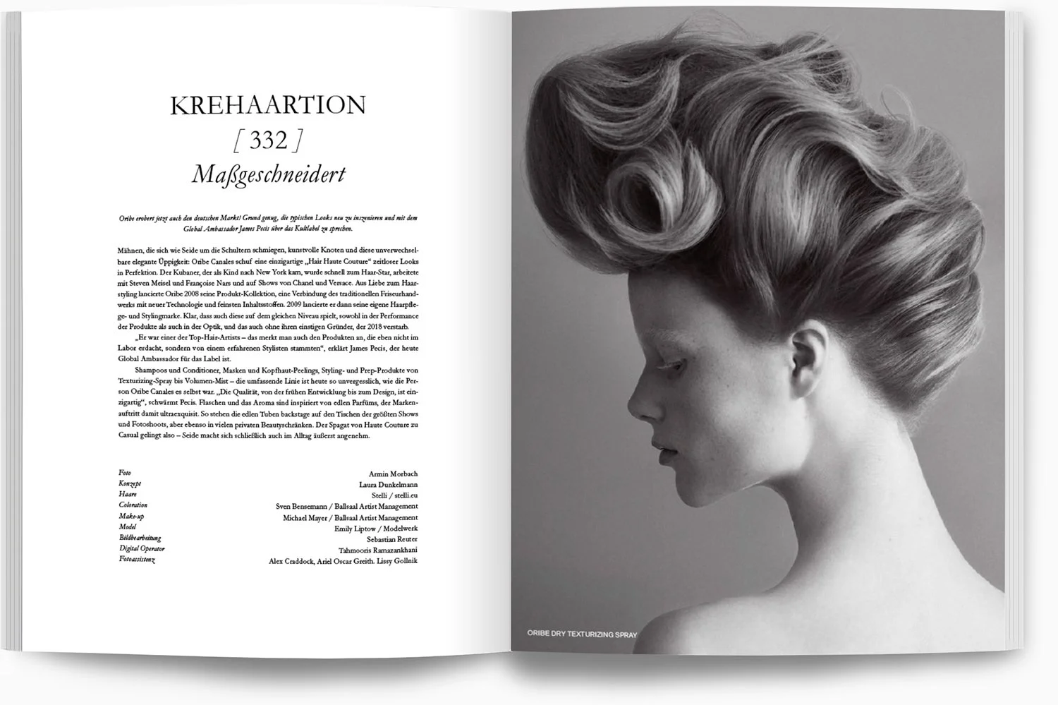 Schwarz-Weiß-Fotografie eines Models mit Hochsteckfrisur, seitlicher Profilansicht, glatte, elegante Haare auf einem weißen Hintergrund.