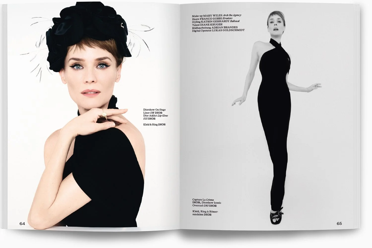 Zwei modische Modelaufnahmen, eine farbig, eine schwarz-weiß. Das erste Model trägt ein schwarzes Kleid und einen schwarzen Hut mit Schleifen, das zweite Model trägt ein schwarzes langes Kleid und schwarze Sandalen. Textbeschreibungen der Modeartikel