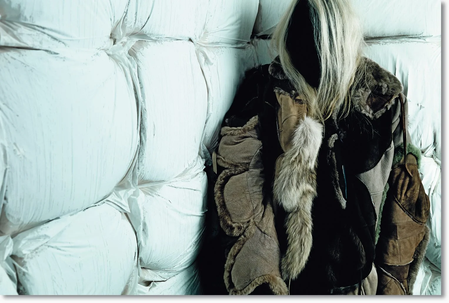 Verschiedene natürlich gefärbte Lederjacken und Mäntel hängen in einem Kleiderschrank.