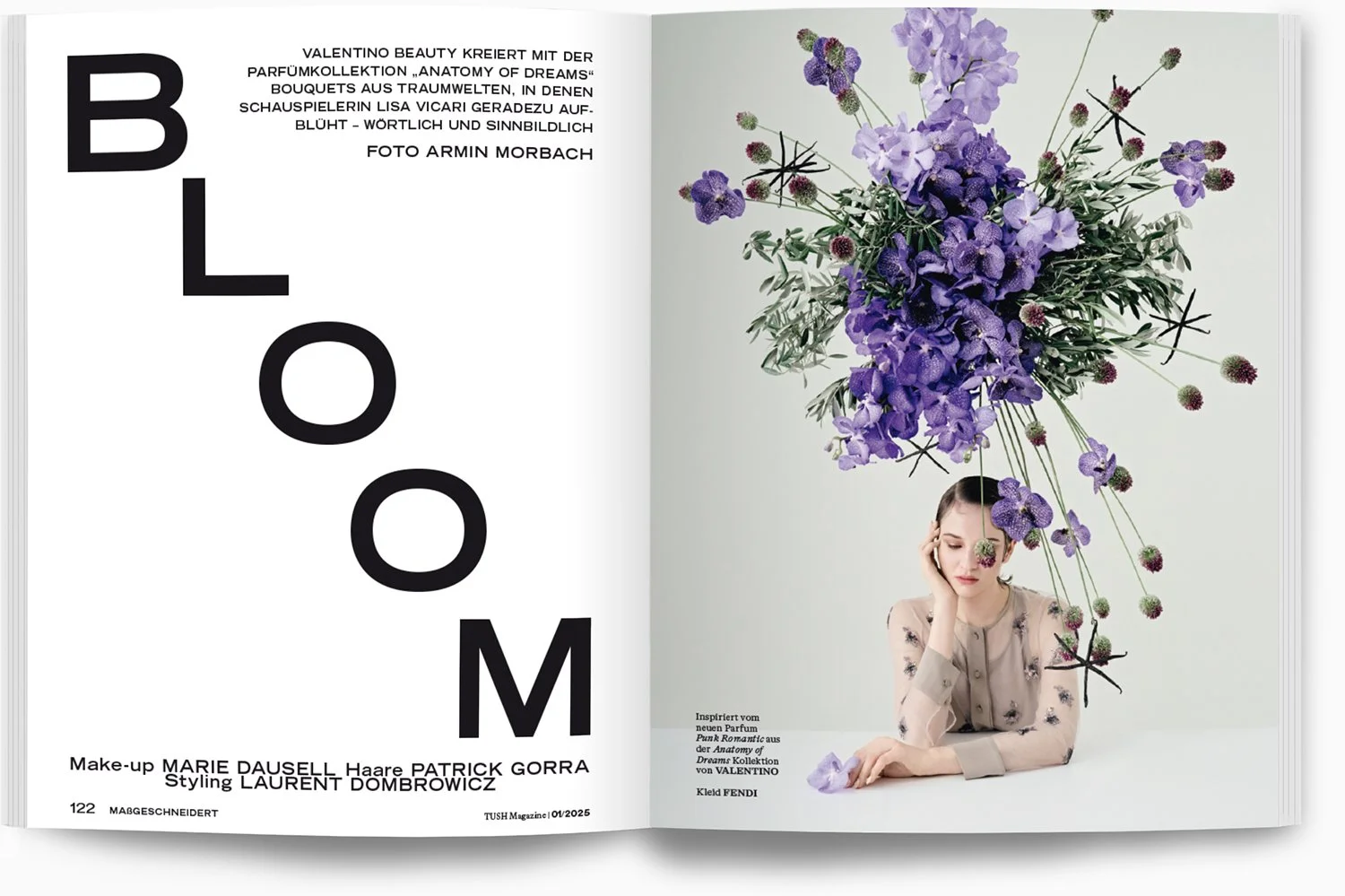 Doppelbild mit großem schwarzen Text 'BLOOM' auf der linken Seite und einer Frau, die auf einem weißen Hintergrund sitzt, mit einem großen Blumenstrauß aus violetten Blumen, der aus ihrem Kopf aufsteigt, auf der rechten Seite.