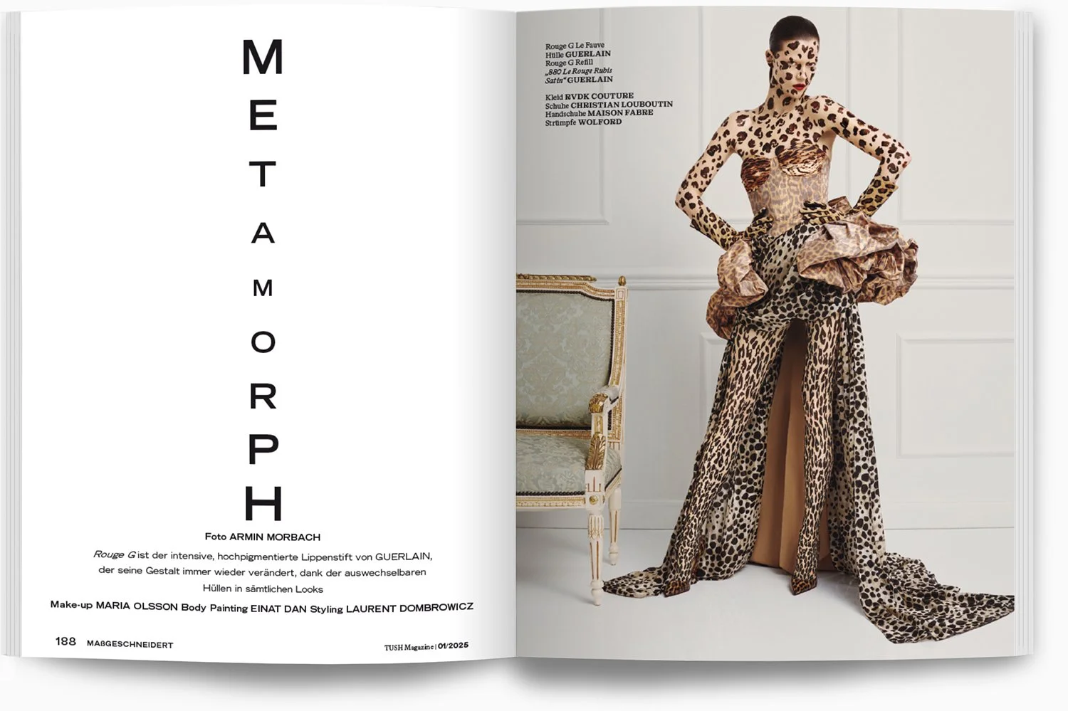 Frau in aufwändiger Zebra- und Leo-Print-Mode auf dem Laufsteg, mit Gesichts- und Körperbemalung im Tiermuster, im eleganten Raum mit Barockmöbeln, Mode und Make-up. 