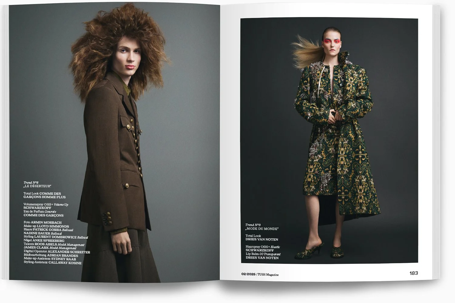 Zwei Modefotos aus einem Magazin, links eine Frau mit vollem, lockigem, braunem Haar in einem braunen Overlook, rechts eine Frau mit langem, geradem Haar mit rotem Make-up im Stil der 80er, in einem schwarzen und gold-gemusterten Anzug, gegen dunkelg