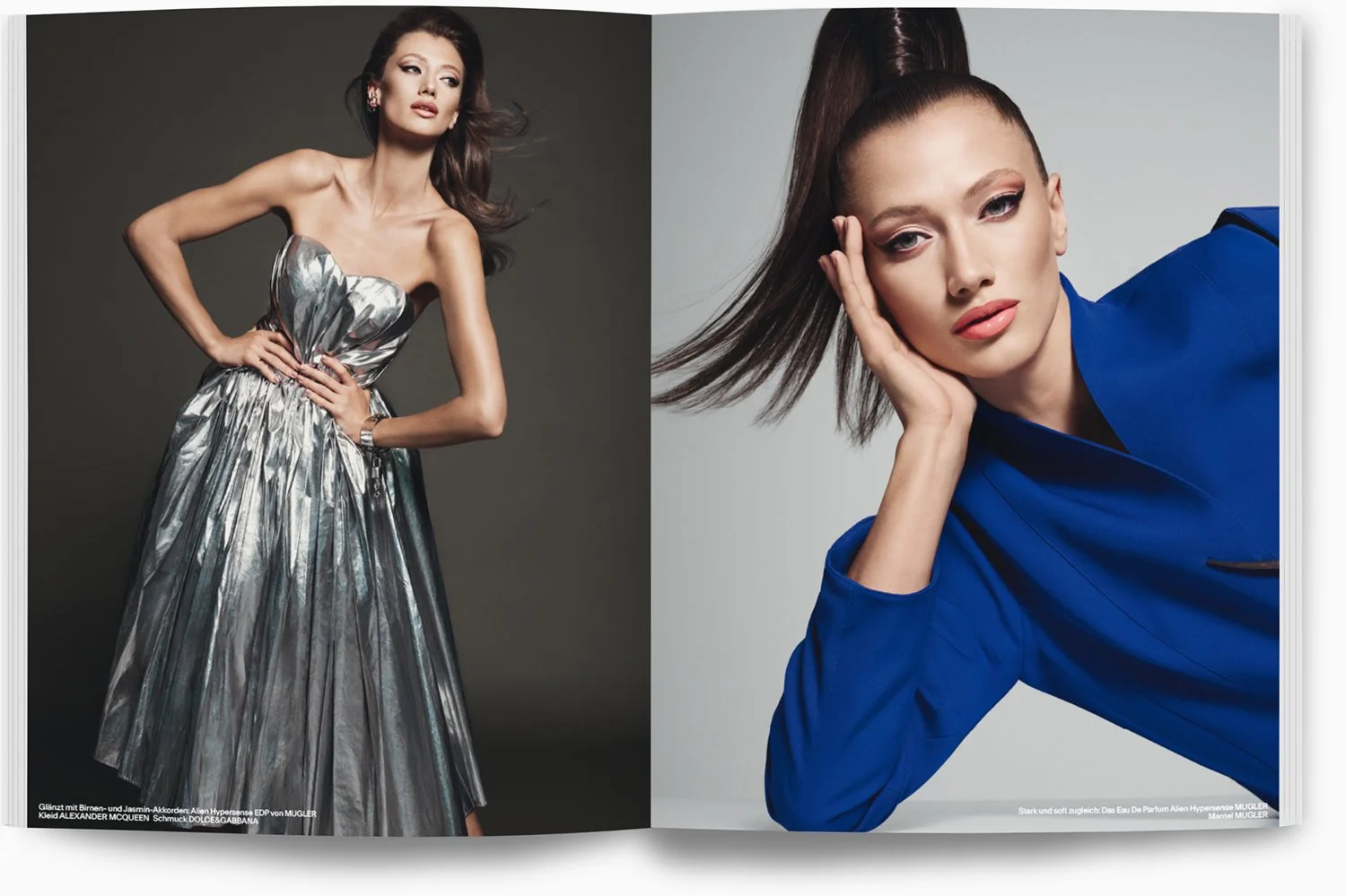 Zwei Frauen in Modefotografie, die linke trägt ein silbernes, glänzendes Kleid, die rechte trägt eine blaue Jacke und hat die Hand am Kopf. Beide vor neutralen Hintergründen.