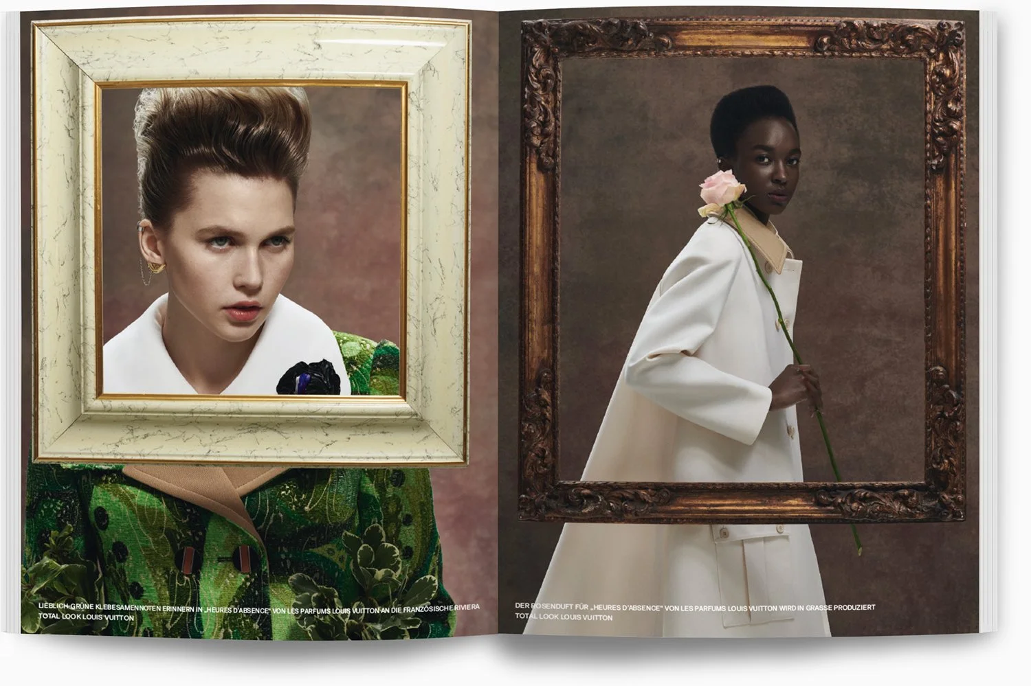 Zwei Frauen halten Bilderrahmen vor ihren Gesichtern, die wie Rahmen für Porträts aussehen. Die linke Frau hat einen Rahmen um den Kopf, trägt einen grünen, floral bedruckten Mantel und hat kurzes, aufgestyltes Haar. Die rechte Frau hat einen braun v