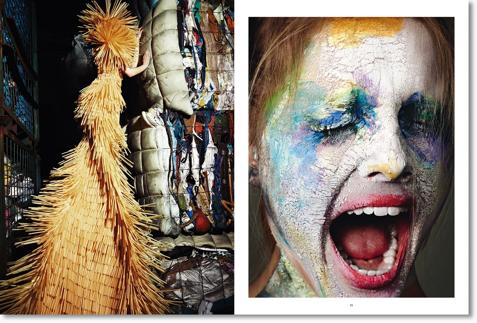 Zwei Fotos: Links, eine Wand mit Stapeln von alten Kissen und verschiedenen Gegenständen, im Vordergrund eine große Skulptur aus Spaghetti. Rechts, ein Portrait einer lachenden Frau mit bunter, rissiger Gesichtsbemalung und offener Mund.