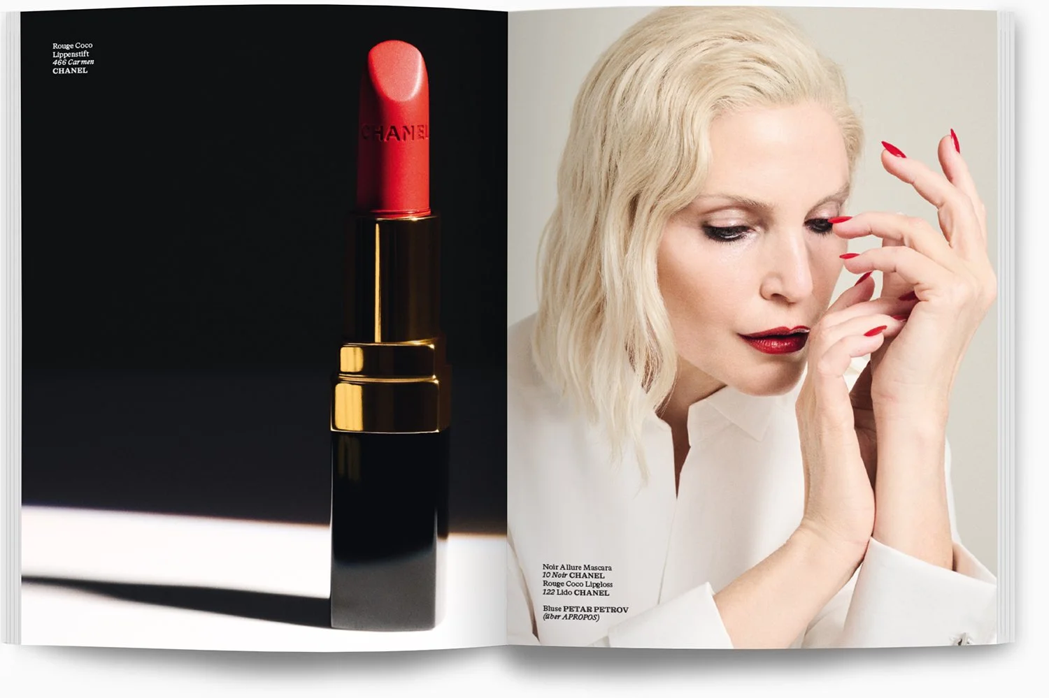 Hände und Gesicht einer blonden Frau mit rotem Lippenstift und roten Nagellack, daneben ein roter Lippenstift auf schwarzem Untergrund in einem goldenen Stift. Text beschreibt Kosmetikprodukte von Chanel.