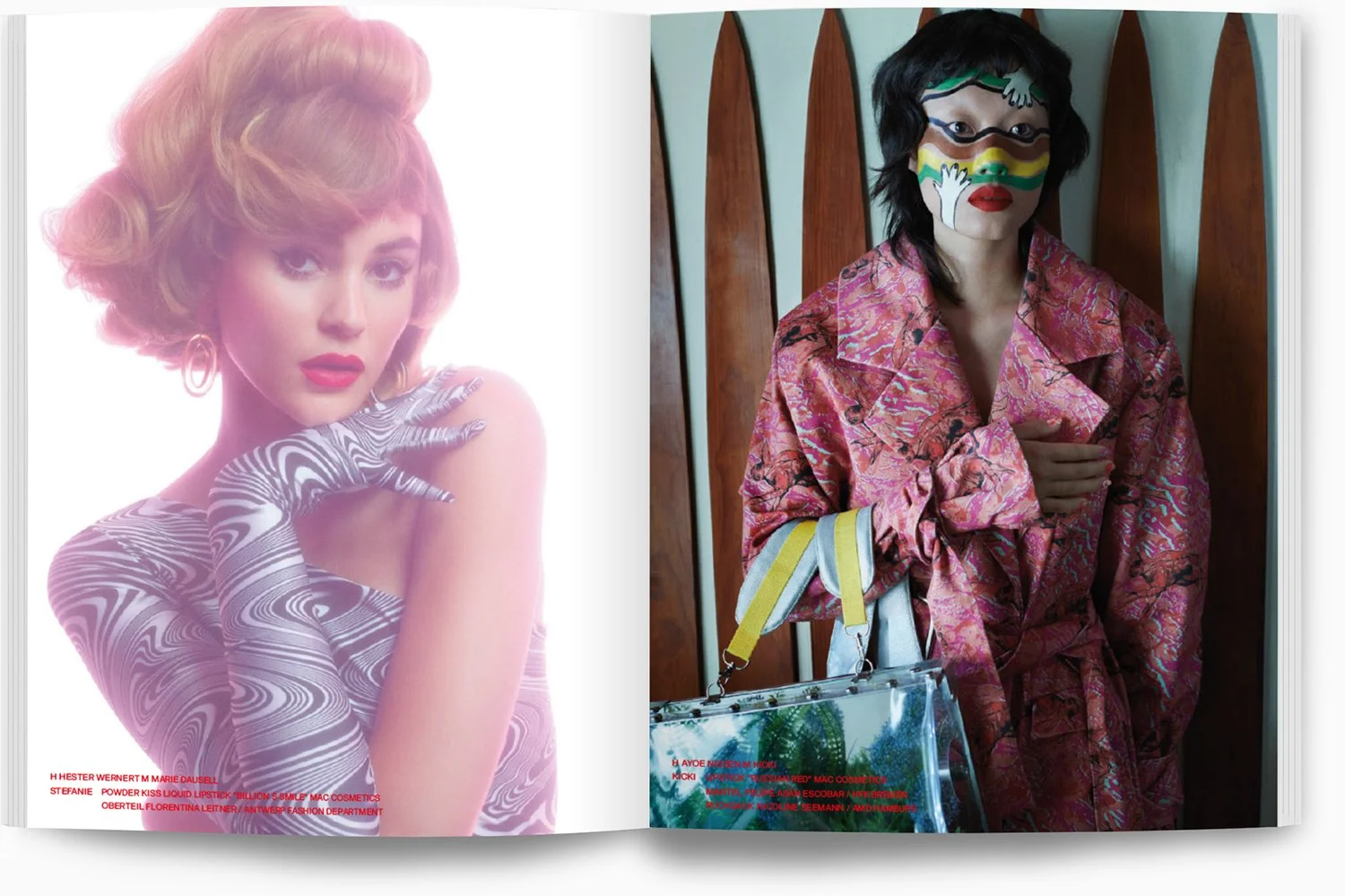 Zwei Frauen in Modeaufnahmen. Die linke Frau trägt einen Looping-Haarschnitt, rote Lippen und eine schwarz-weiße, strukturierte Kleidung. Die rechte Frau trägt einen bunten, bedruckten Mantel, eine Gesichtsmaske mit bunten Mustern und hat einen trans