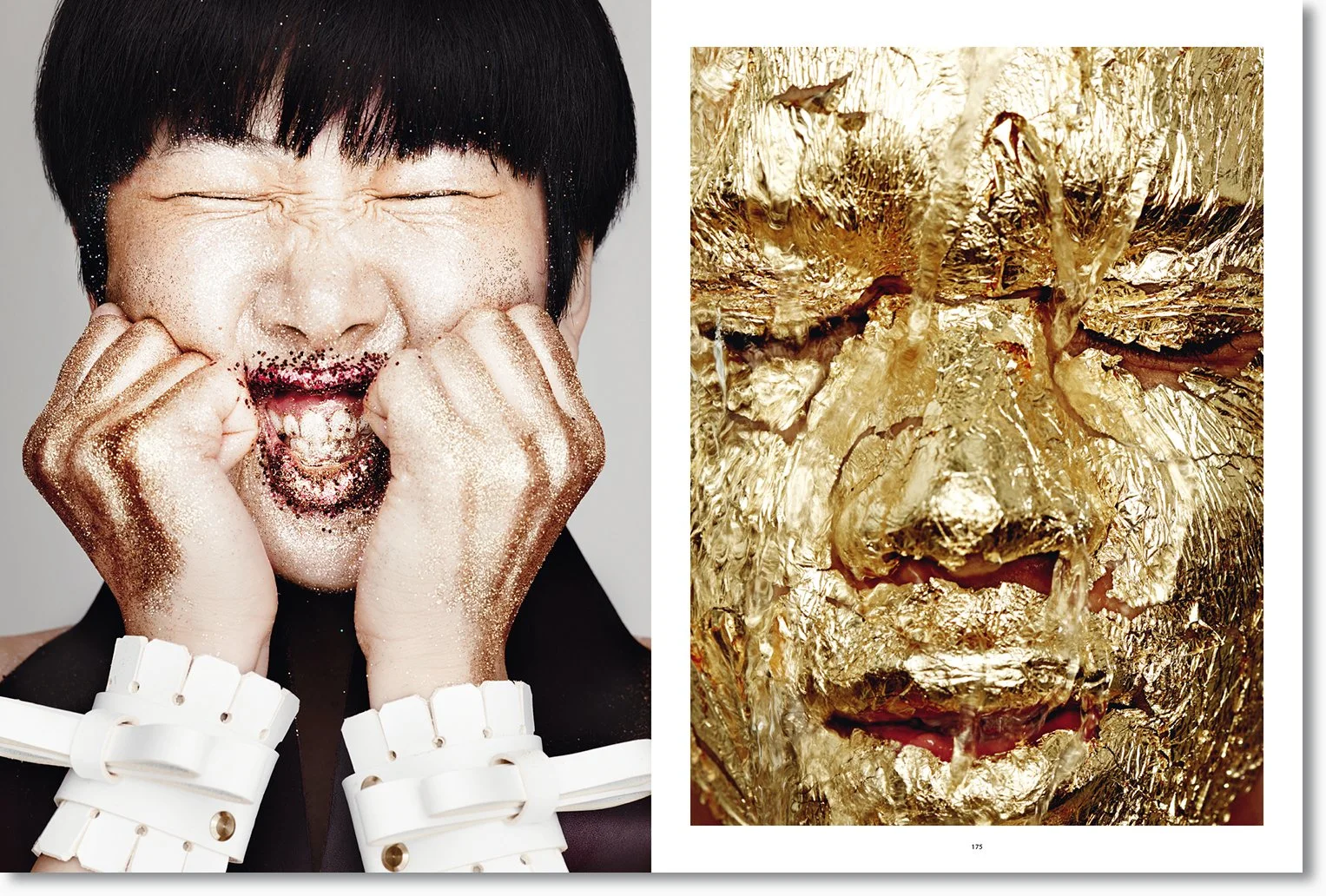Linke Seite: Person mit schwarzen Haaren, geschminkt mit glänzenden Goldpartikeln, trägt weiße Armbänder, schreit mit offenem Mund. Rechte Seite: Gesichtskunst mit Goldfolie, die das Gesicht vollständig bedeckt.