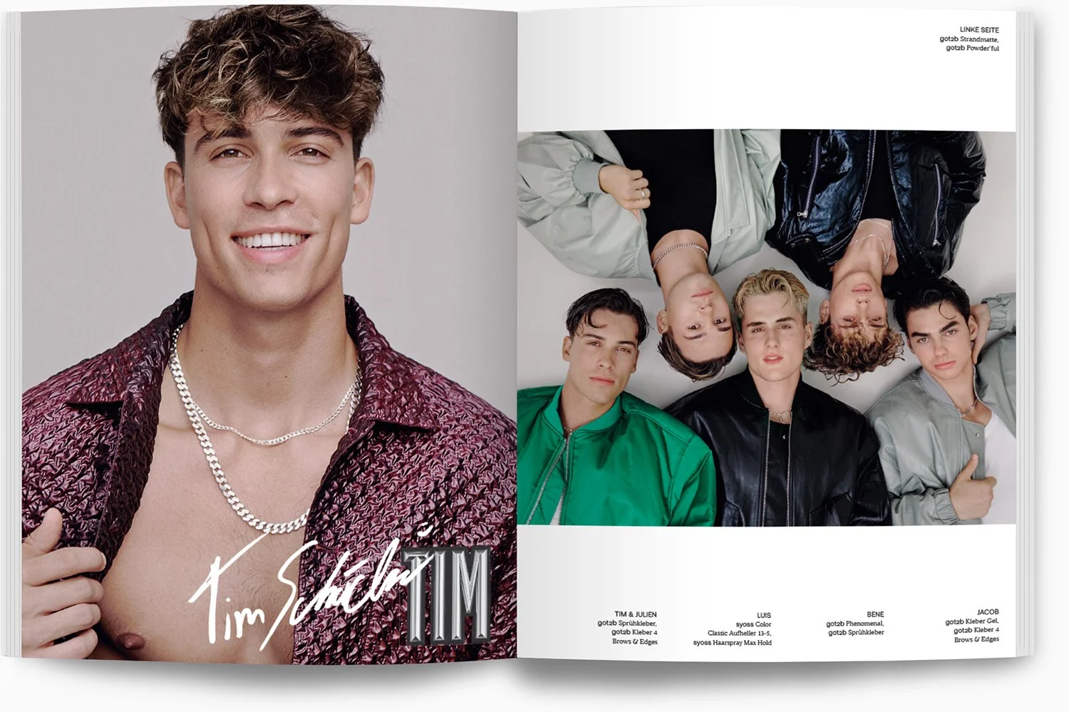 Porträt eines jungen Mannes mit lockigem Haar, der ein Mesh-Hemd trägt und mehrere Halsketten zeigt, lächelnd.