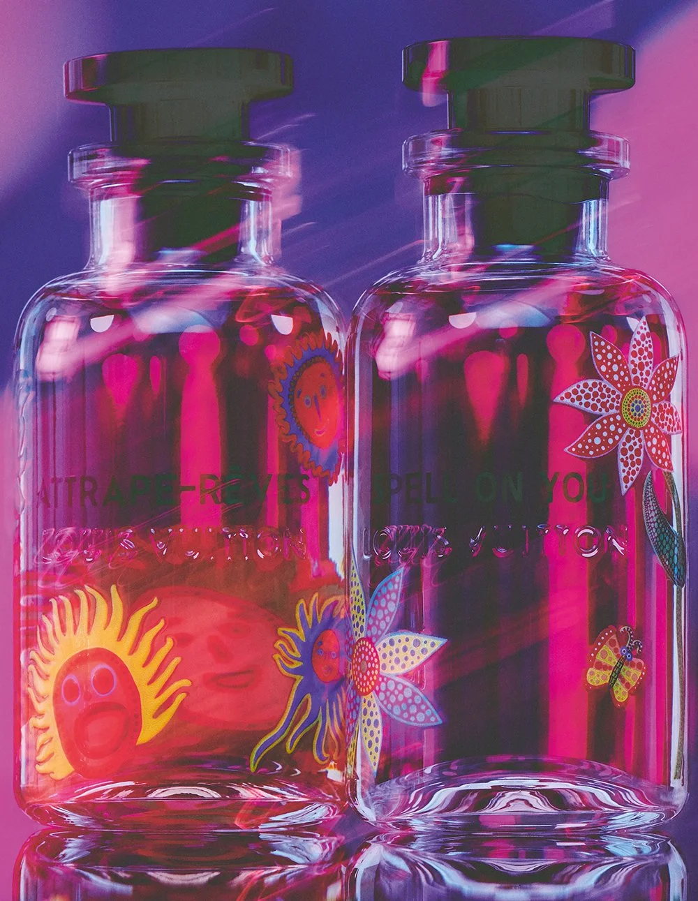 Zwei transparente Flaschen mit bunten, märchenhaften und psychedelischen Aufklebern, darunter Sonne, Blumen, Katze und Schmetterling, vor einem rosa und lila Hintergrund.