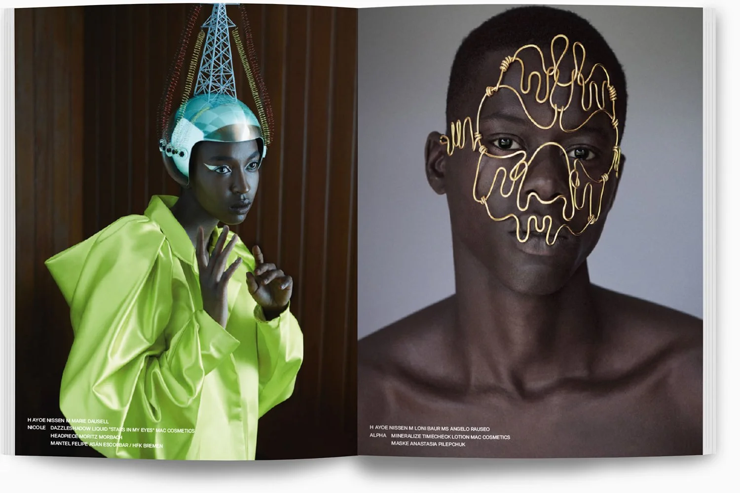 Zwei Portraits von schwarzen Menschen. Der linke trägt ein futuristisches Outfit mit einem metallic Helm und leuchtend gelber Jacke, der rechte trägt eine goldene Drahtskulptur als Maske. Beide sind künstlerisch und stilvoll gestaltet.