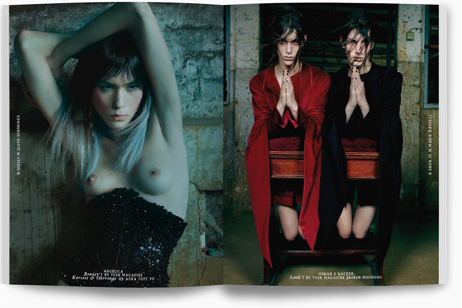 Zwei Frauen in verschiedenen Einstellungen: Die linke Frau trägt einen schwarzen, glitzernden Rock, hat lange dunkel- und blondifizierte Haare, blickt direkt in die Kamera, befindet sich vor einer rauen Steinwand, während die rechte Frau in einem rot