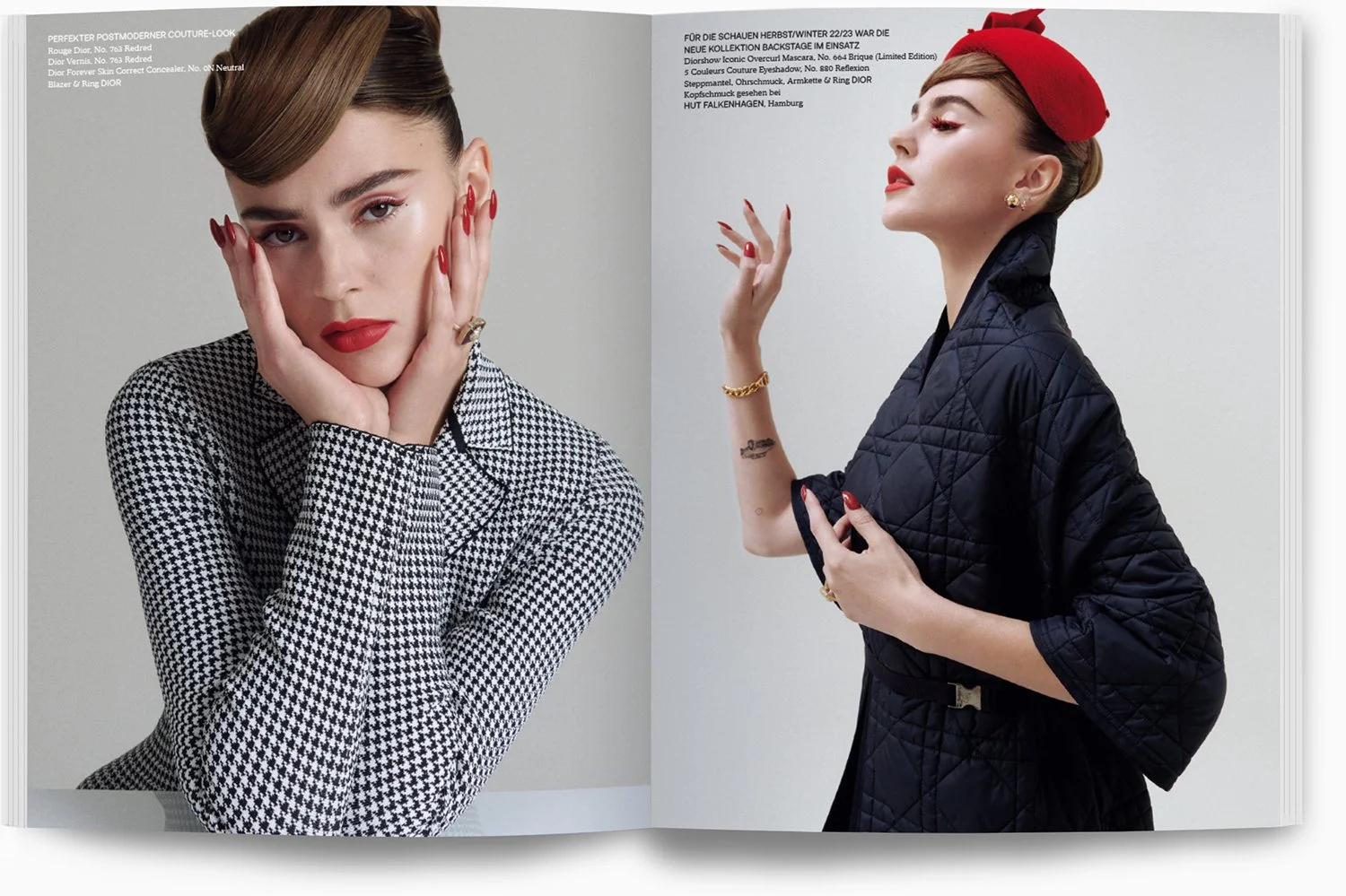 Zwei Frauen in eleganten Outfits, eine mit Hahnentritt-Muster, die andere in einer schwarzen, gesteppten Jacke, beide mit rotem Lippenstift und roten Nägeln, vor neutralem Hintergrund.