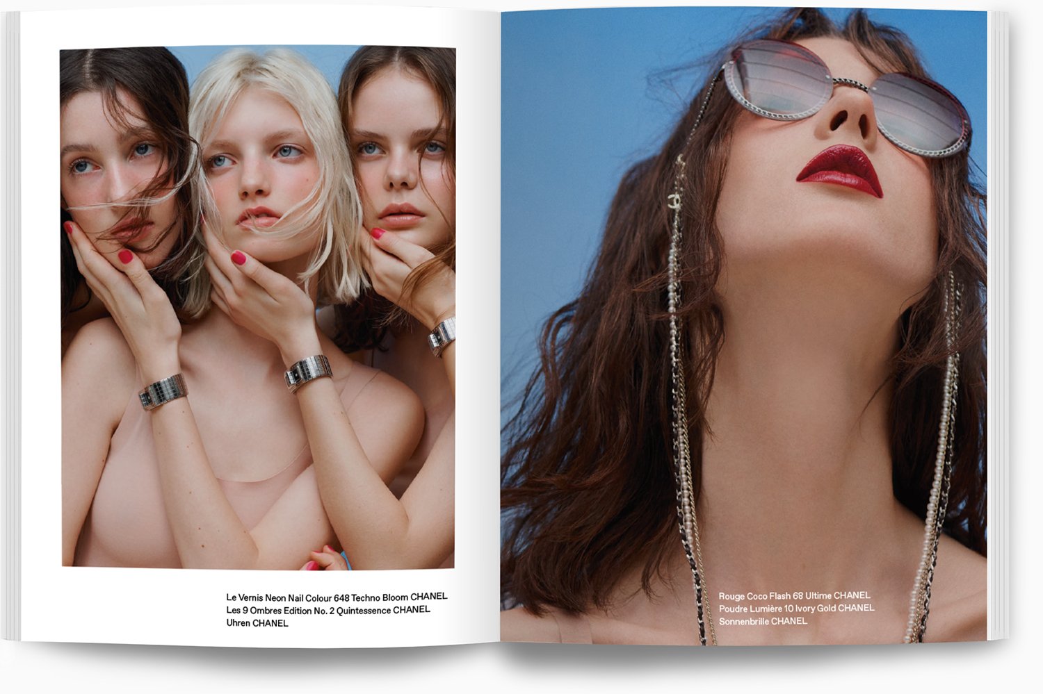 Das offenliegende Buch zeigt auf der linken Seite drei Frauen mit unterschiedlichen Haarfarben, die nur an Armen, Schultern und Gesicht sichtbar sind, getragen mit Uhren und lackierten Fingernägeln. Auf der rechten Seite ist eine Frau mit dunklem, we