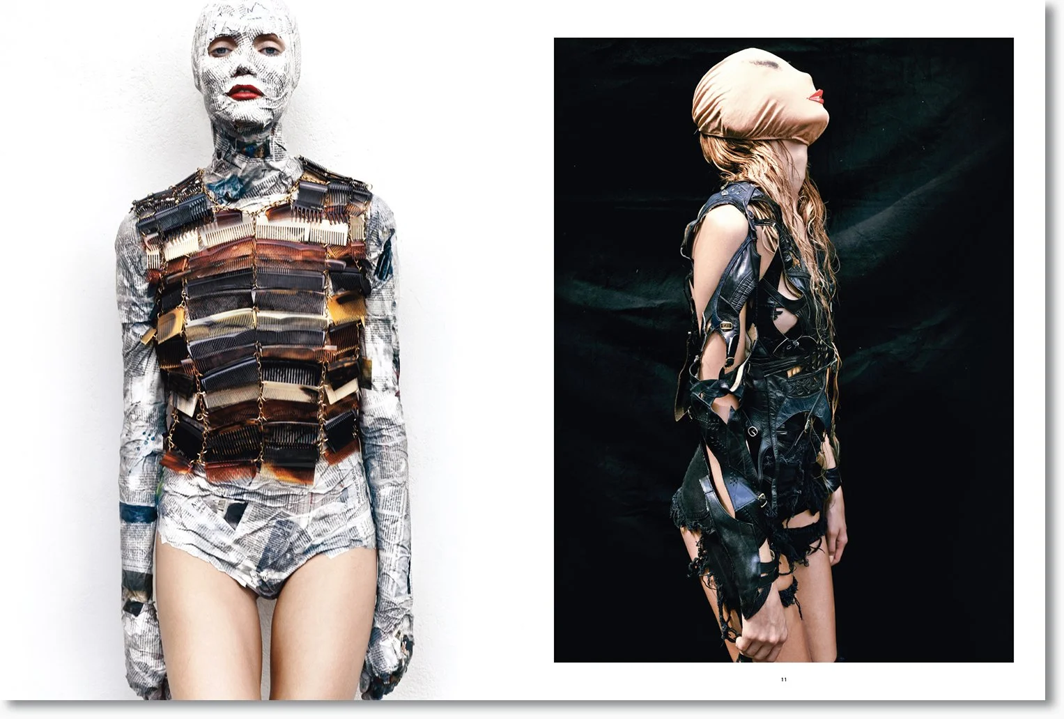 Zwei Frauen in avantgardistischer Mode: die linke Frau trägt ein Outfit aus zusammengenähten Buchseiten mit rotem Lippenstift, die rechte Frau trägt einen schwarzen Lederoverall mit einem beige Tuch um den Kopf, beide sind stilisierte, künstlerische 