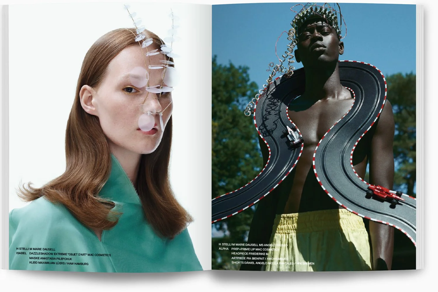 Zwei Modefotos. Die linke zeigt eine Frau mit langen braunen Haaren, blauem Oberteil und einer modernen, künstlerischen Kopfverzierung. Die rechte zeigt einen Mann mit dunkler Haut, Sommerhüftshorts, der eine große, außerirdisch anmutende, schlangena