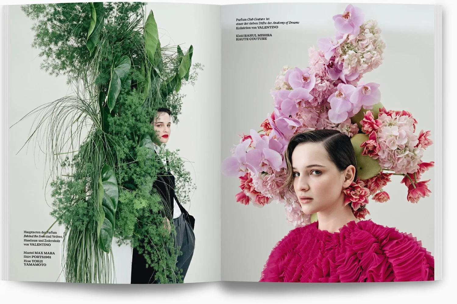 Zwei Frauen posieren vor weißen Hintergründen, die eine mit einem großen grünen Pflanzenarrangement und die andere mit einem Blumenkrönchen aus rosa und weißen Hortensien, und tragen elegante Mode. Links trägt eine Frau einen schwarzen Anzug, rechts 