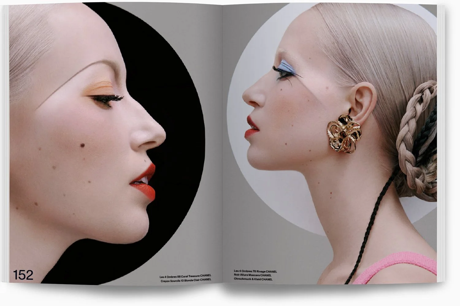 Seitenansicht zweier Frauen in einem Magazin, mit Make-up und Schmuck, vor geometrischen Hintergründen, schwarz und grau.
